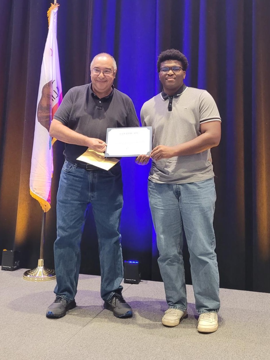 Ikenna Emechete receives the ME Outstanding student award.